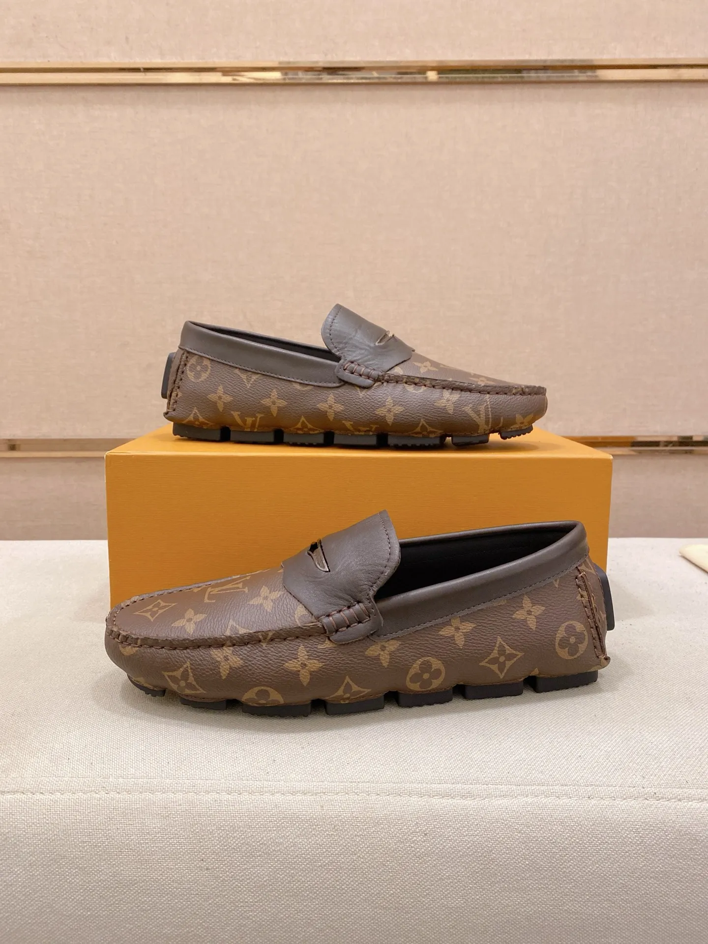 Factory price: 500💰High-end quality! LV 🆕🆕Exclusive hot-selling products in stock🔥🔥New products on the shelves, high-quality Ferragamo men's pea shoes, high-end casual driving shoes, with complete packaging! 💪 💪 Material: Imported official website one-to-one fabric 🐂 + Imported high-quality buffalo leather lining + wear-resistant outsole 👍🏻👍🏻 Features: High-end and comfortable, purely handmade 🚀 🚀 Create the perfect shoes that suit you best 🔥 🔥 Size: (38-44) 45 standard size can be customized!